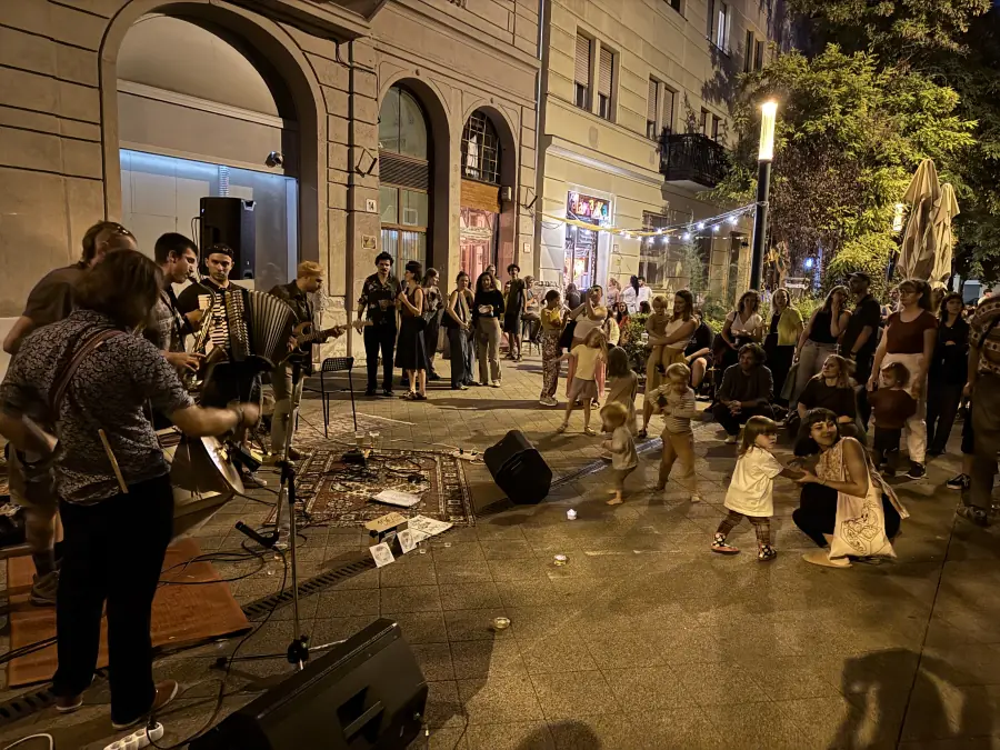 Esti koncert és táncoló közönség a Mátyás téren